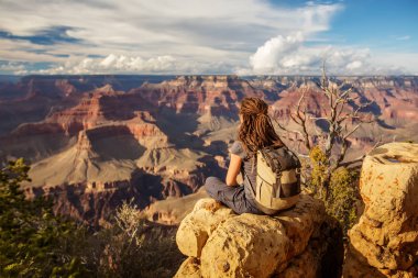 Bir uzun yürüyüşe çıkan kimse Büyük Kanyon Milli Parkı, Güney Rim, Arizona, U '