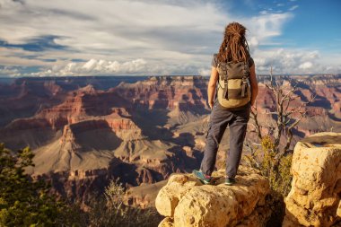 Bir uzun yürüyüşe çıkan kimse Büyük Kanyon Milli Parkı, Güney Rim, Arizona, U '