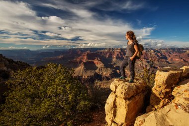 Bir uzun yürüyüşe çıkan kimse Büyük Kanyon Milli Parkı, Güney Rim, Arizona, U '