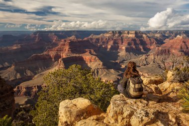 Bir uzun yürüyüşe çıkan kimse Büyük Kanyon Milli Parkı, Güney Rim, Arizona, U '