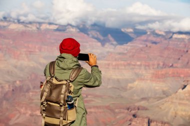 Bir uzun yürüyüşe çıkan kimse Büyük Kanyon Milli Parkı, Güney Rim, Arizona, U '
