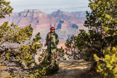 Bir uzun yürüyüşe çıkan kimse Büyük Kanyon Milli Parkı, Güney Rim, Arizona, U '