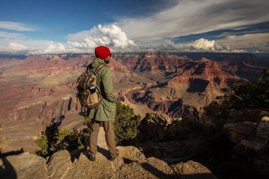 Bir uzun yürüyüşe çıkan kimse Büyük Kanyon Milli Parkı, Güney Rim, Arizona, U '