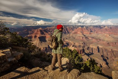 Bir uzun yürüyüşe çıkan kimse Büyük Kanyon Milli Parkı, Güney Rim, Arizona, U '