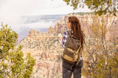 Bir uzun yürüyüşe çıkan kimse Büyük Kanyon Milli Parkı, Güney Rim, Arizona, U '