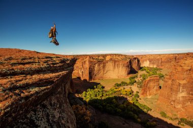 Kanyon de Chelly Ulusal Anıtı'nda bir yürüyüşçü