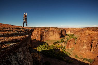 Kanyon de Chelly Ulusal Anıtı'nda bir yürüyüşçü
