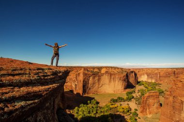 Kanyon de Chelly Ulusal Anıtı'nda bir yürüyüşçü