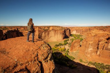 Kanyon de Chelly Ulusal Anıtı'nda bir yürüyüşçü