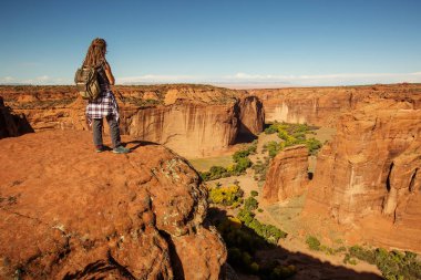 Kanyon de Chelly Ulusal Anıtı'nda bir yürüyüşçü