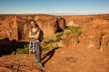 Kanyon de Chelly Ulusal Anıtı'nda bir yürüyüşçü