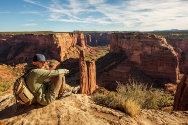 Kanyon de Chelly Ulusal Anıtı'nda bir yürüyüşçü