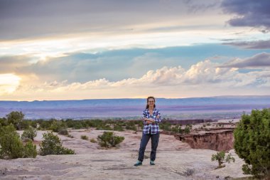 Kanyon de Chelly Ulusal Anıtı'nda bir yürüyüşçü