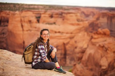 Kanyon de Chelly Ulusal Anıtı'nda bir yürüyüşçü
