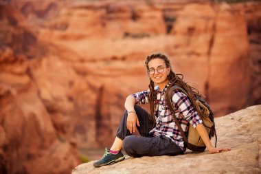Kanyon de Chelly Ulusal Anıtı'nda bir yürüyüşçü