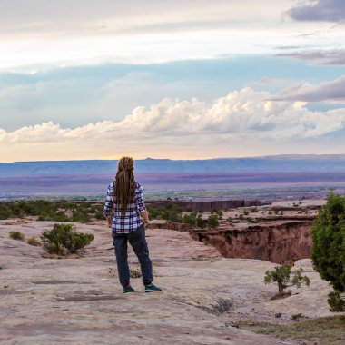 Kanyon de Chelly Ulusal Anıtı'nda bir yürüyüşçü