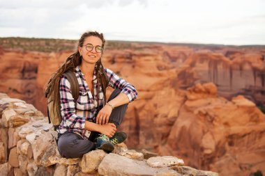 Kanyon de Chelly Ulusal Anıtı'nda bir yürüyüşçü