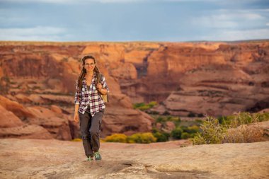 Kanyon de Chelly Ulusal Anıtı'nda bir yürüyüşçü