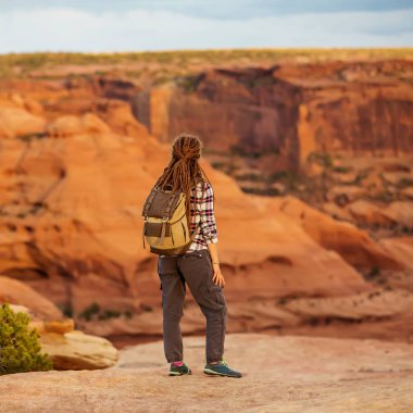 Kanyon de Chelly Ulusal Anıtı'nda bir yürüyüşçü