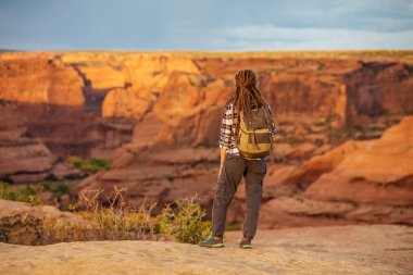 Kanyon de Chelly Ulusal Anıtı'nda bir yürüyüşçü