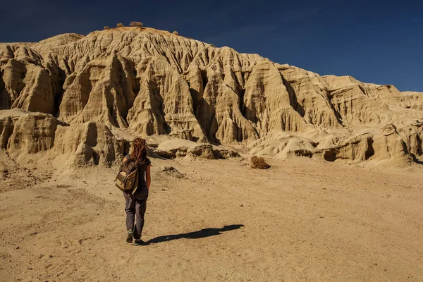 Um caminhante na Paleta do Artista lugar de referência em Death Valley N — Fotografia de Stock