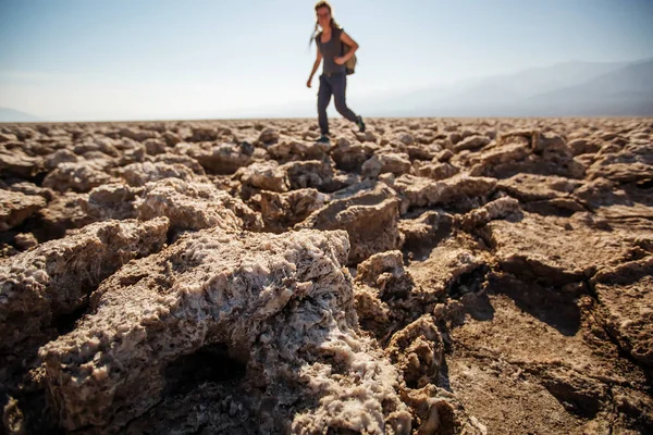 Um caminhante no Parque Nacional do Vale da Morte, Geologia, areia . — Fotografia de Stock