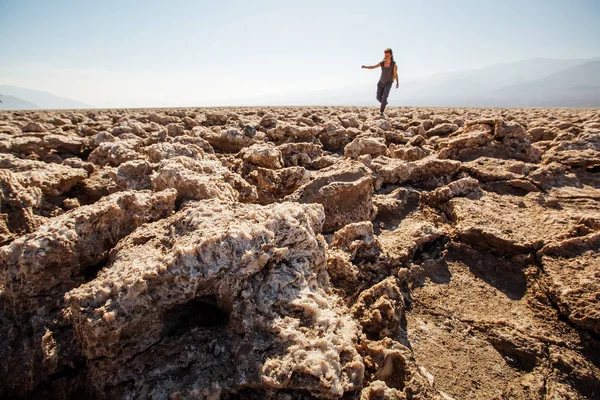 Um caminhante no Parque Nacional do Vale da Morte, Geologia, areia . — Fotografia de Stock