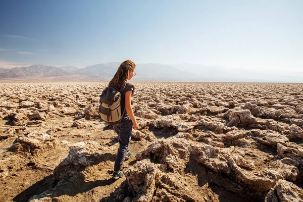 Um caminhante no Parque Nacional do Vale da Morte, Geologia, areia . — Fotografia de Stock