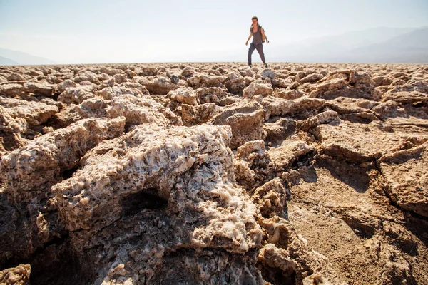 Um caminhante no Parque Nacional do Vale da Morte, Geologia, areia . — Fotografia de Stock