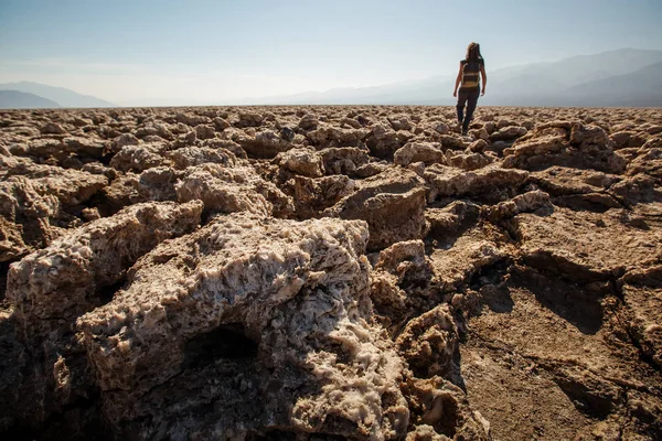 Um caminhante no Parque Nacional do Vale da Morte, Geologia, areia . — Fotografia de Stock