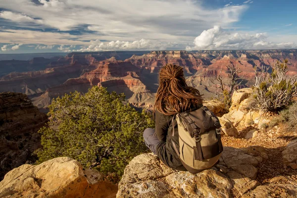 Bir uzun yürüyüşe çıkan kimse Büyük Kanyon Milli Parkı, Güney Rim, Arizona, U '