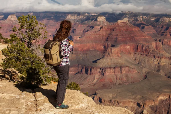 Ein Wanderer im Grand Canyon Nationalpark, Südrand, arizona, u — Stockfoto