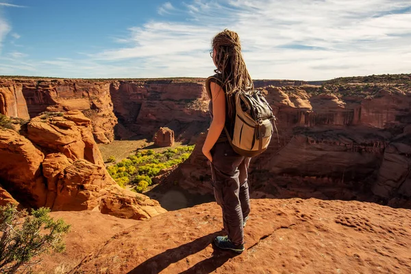 Kanyon de Chelly Ulusal Anıtı'nda bir yürüyüşçü