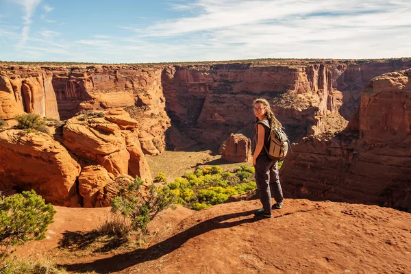 En vandrare i Canyon de Chelly National Monument — Stockfoto