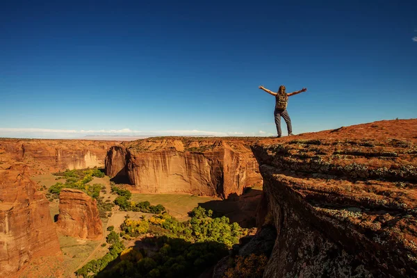 En vandrare i Canyon de Chelly National Monument — Stockfoto