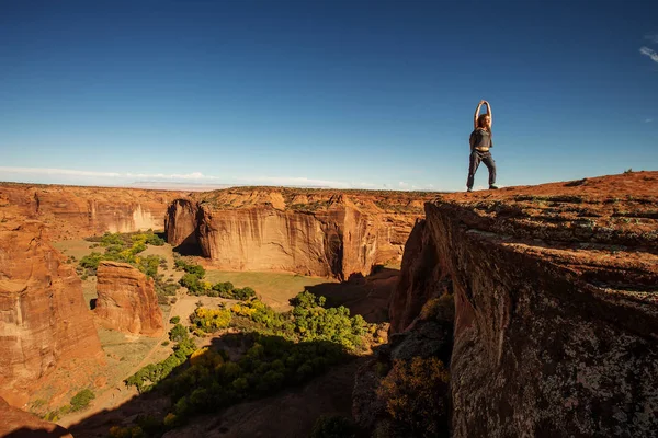 Kanyon de Chelly Ulusal Anıtı'nda bir yürüyüşçü