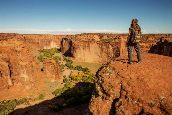 En vandrare i Canyon de Chelly National Monument — Stockfoto