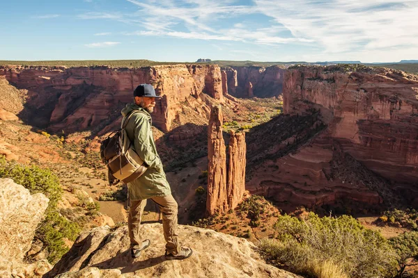 En vandrare i Canyon de Chelly National Monument — Stockfoto