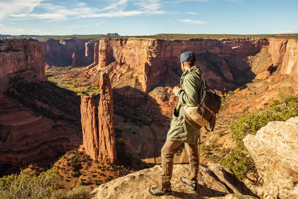 Um caminhante no Monumento Nacional do Canyon de Chelly — Fotografia de Stock