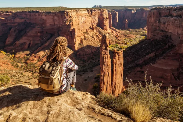 En vandrare i Canyon de Chelly National Monument — Stockfoto