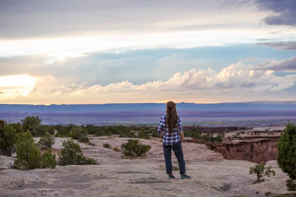 Um caminhante no Monumento Nacional do Canyon de Chelly — Fotografia de Stock