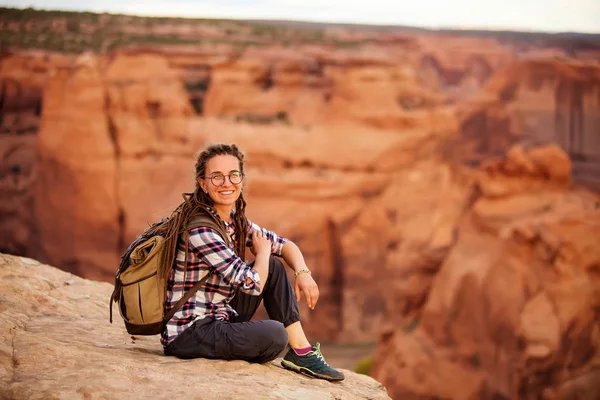 Kanyon de Chelly Ulusal Anıtı'nda bir yürüyüşçü