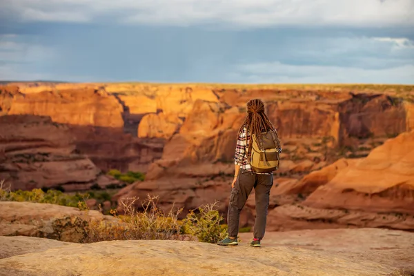 En vandrare i Canyon de Chelly National Monument — Stockfoto