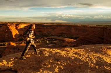 Kanyon de Chelly Ulusal Anıtı'nda bir yürüyüşçü