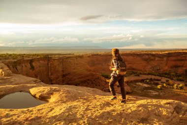 Kanyon de Chelly Ulusal Anıtı'nda bir yürüyüşçü
