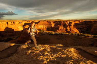 Kanyon de Chelly Ulusal Anıtı'nda bir yürüyüşçü