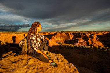 Kanyon de Chelly Ulusal Anıtı'nda bir yürüyüşçü