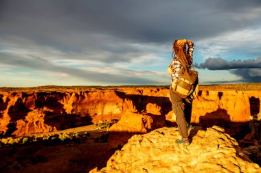 Kanyon de Chelly Ulusal Anıtı'nda bir yürüyüşçü