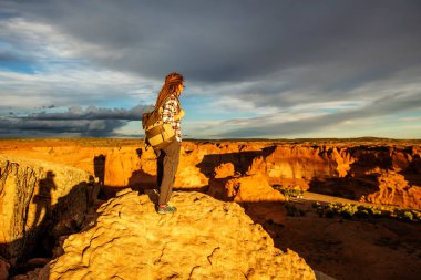 Kanyon de Chelly Ulusal Anıtı'nda bir yürüyüşçü