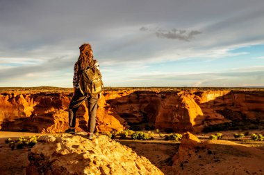 Kanyon de Chelly Ulusal Anıtı'nda bir yürüyüşçü